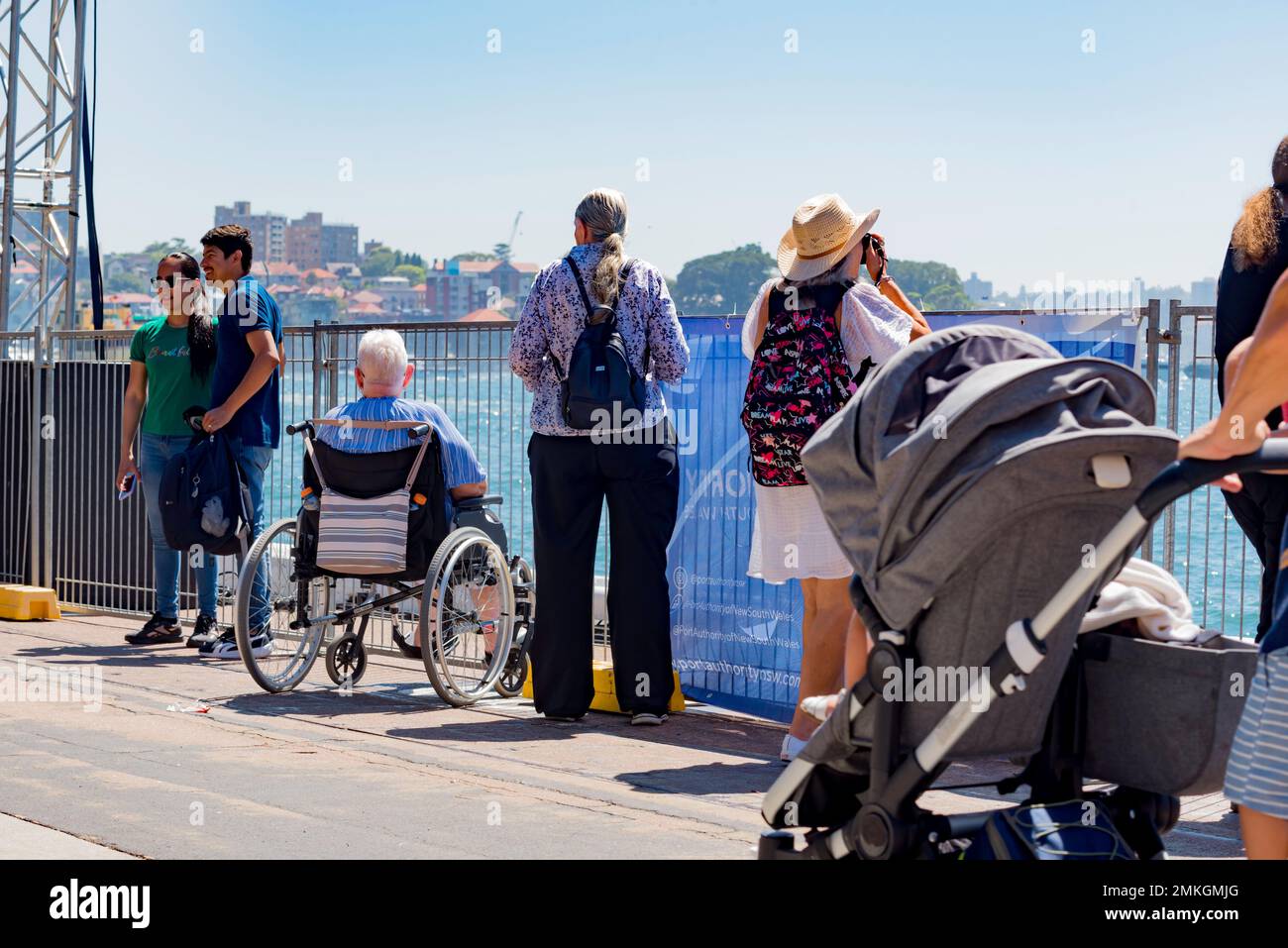 Una persona in sedia a rotelle presso le attività di osservazione di Circular Quay nel porto di Sydney il giorno dell'Australia 26th gennaio 2023 Foto Stock