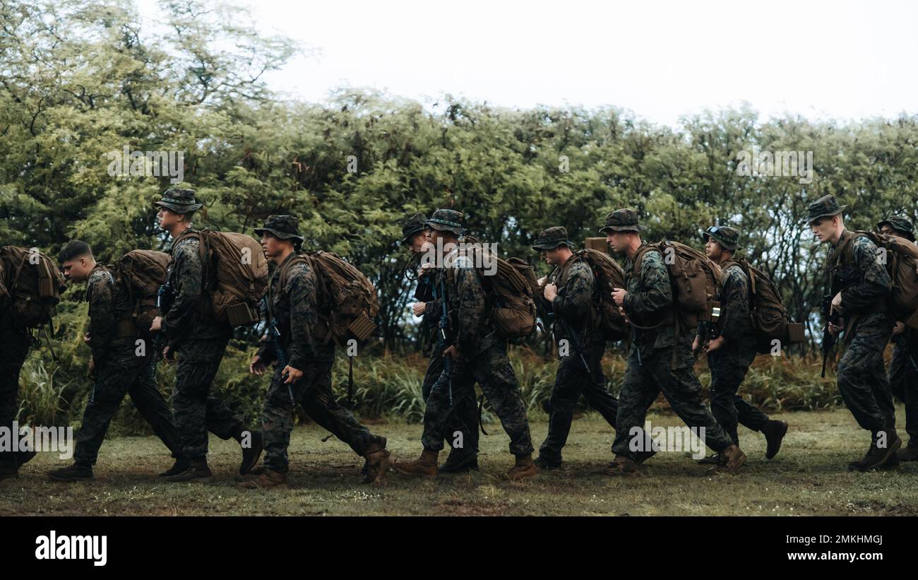 U.S. Marines with 3D Marine Littoral Regiment, 3D Marine Division, partecipa a un'escursione commemorativa del 9/11 sulla base del corpo dei Marine Hawaii, 9 settembre 2022. Marines con 3D MLR ha pagato il tributo e il ricordo alle vittime del 11 settembre 2001, conducendo un'escursione di 11 km. Foto Stock