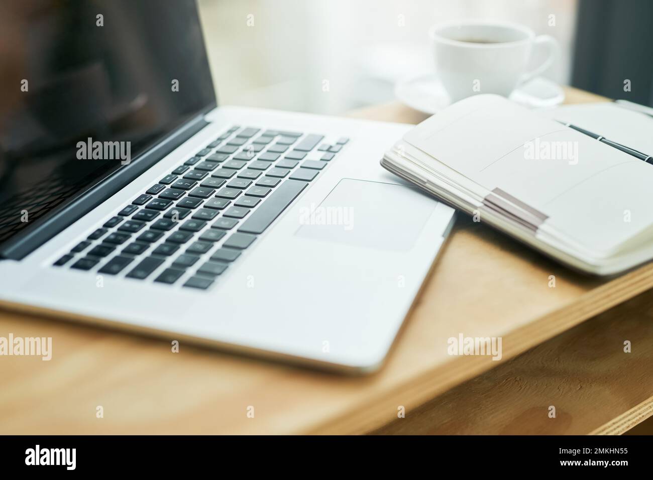 Pronti per la giornata lavorativa. Ripresa ad angolo elevato di vari dispositivi digitali. Foto Stock