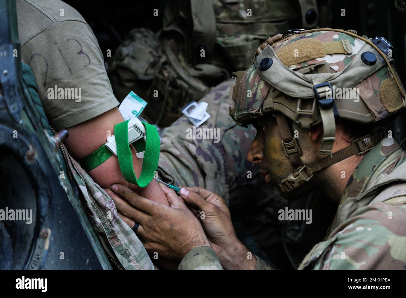 Il soldato degli Stati Uniti assegnato alla squadra di combattimento della Brigata di Fanteria 173rd-Airborne (173rd IBCT ABN) fornisce assistenza medica durante l'esercitazione Saber Junction 22 presso Hohenfels Training Area, Joint Multinational Readiness Center (JMRC) a Hohenfels, Germania, 9 settembre 2022. Saber Junction 22 è una rotazione di addestramento al combattimento progettata per valutare la prontezza dell'IBCT 173rd (ABN) nell'esecuzione delle operazioni in un ambiente congiunto e combinato e per promuovere l'interoperabilità con le nazioni alleate e partner partecipanti. Foto Stock