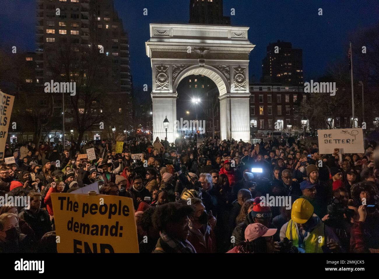 New York, New York, Stati Uniti. 28th Jan, 2023. (NUOVO) i newyorkesi si riuniscono nel Washington Square Park per il Rally Tyre Nichols. 28 gennaio 2023, New York, New York, USA: I manifestanti che hanno i segni e che chiedono di abolire la polizia si riuniscono a Washington Square Park per un secondo giorno consecutivo di protesta a nome di Tiro Nichols il 28 gennaio 2023 a New York City. (Credit Image: © M10S/TheNEWS2 via ZUMA Press Wire) SOLO PER USO EDITORIALE! Non per USO commerciale! Credit: ZUMA Press, Inc./Alamy Live News Foto Stock