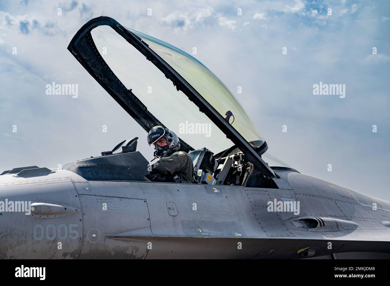 Un F-16cm Fighting Falcon, pilota, assegnato allo Squadrone di prova e valutazione 85th, Eglin Air Force base, si prepara al decollo durante Rattlesnake Rodeo, l'esercizio di valutazione dello sviluppo della forza, presso la base dell'aeronautica militare di Nellis, Nevada, 9 settembre 2022. L'obiettivo dell'esercizio di quest'anno è l'integrazione di un nuovo radar ad array a scansione elettronica attivo con più aggiornamenti software e hardware all'interno di scenari di test rilevanti dal punto di vista operativo. Foto Stock