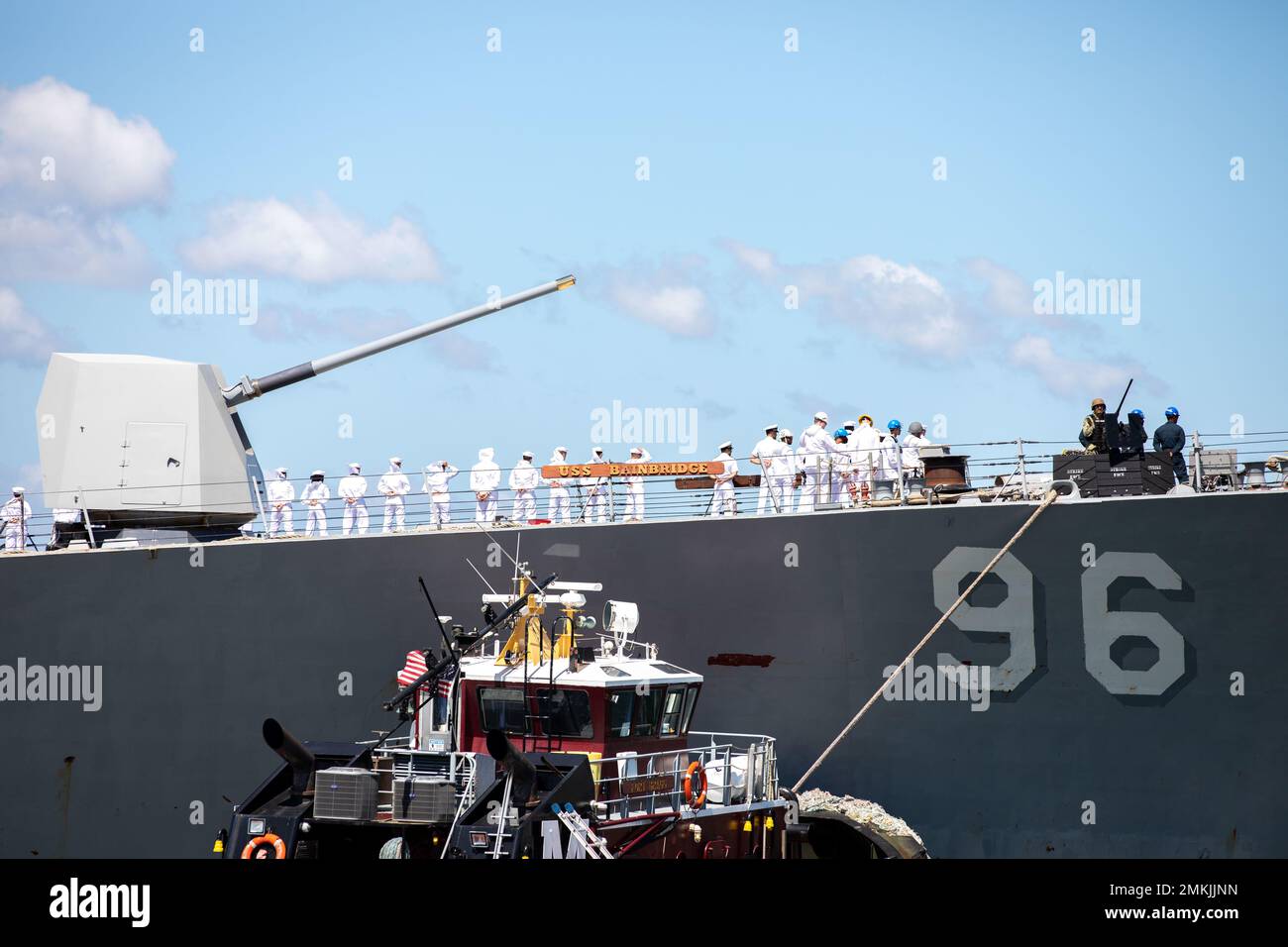 220909-N-NQ285-1148 NORFOLK (SETTEMBRE 9, 2022) l'equipaggio del cacciatorpediniere missilistico guidato di classe Arleigh Burke USS Baindridge (DDG 96) imbattersi sulle rotaie mentre la nave ritorna al porto di casa dopo un dispiegamento di nove mesi con il Harry S. Truman Carrier Strike Group, 9 settembre 2022. Bainbridge ha condotto operazioni nell'area delle forze navali statunitensi in Europa per difendere gli interessi degli Stati Uniti e dei partner alleati nella regione. Foto Stock