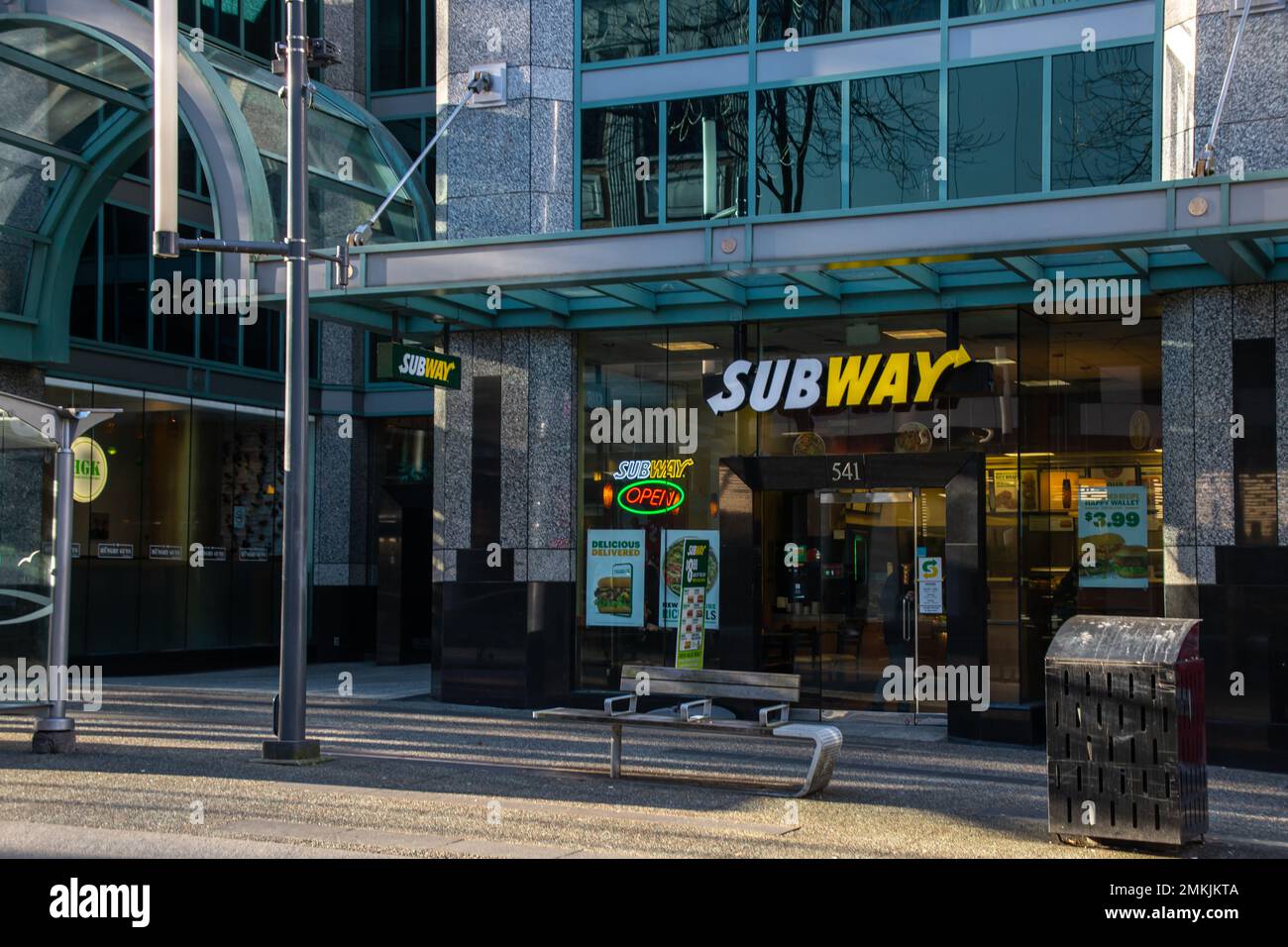 Storefront della metropolitana nel centro di Vancouver. Subway è un fast food americano in franchising specializzato in panini sottomarini (sub), involtini e bevande Foto Stock
