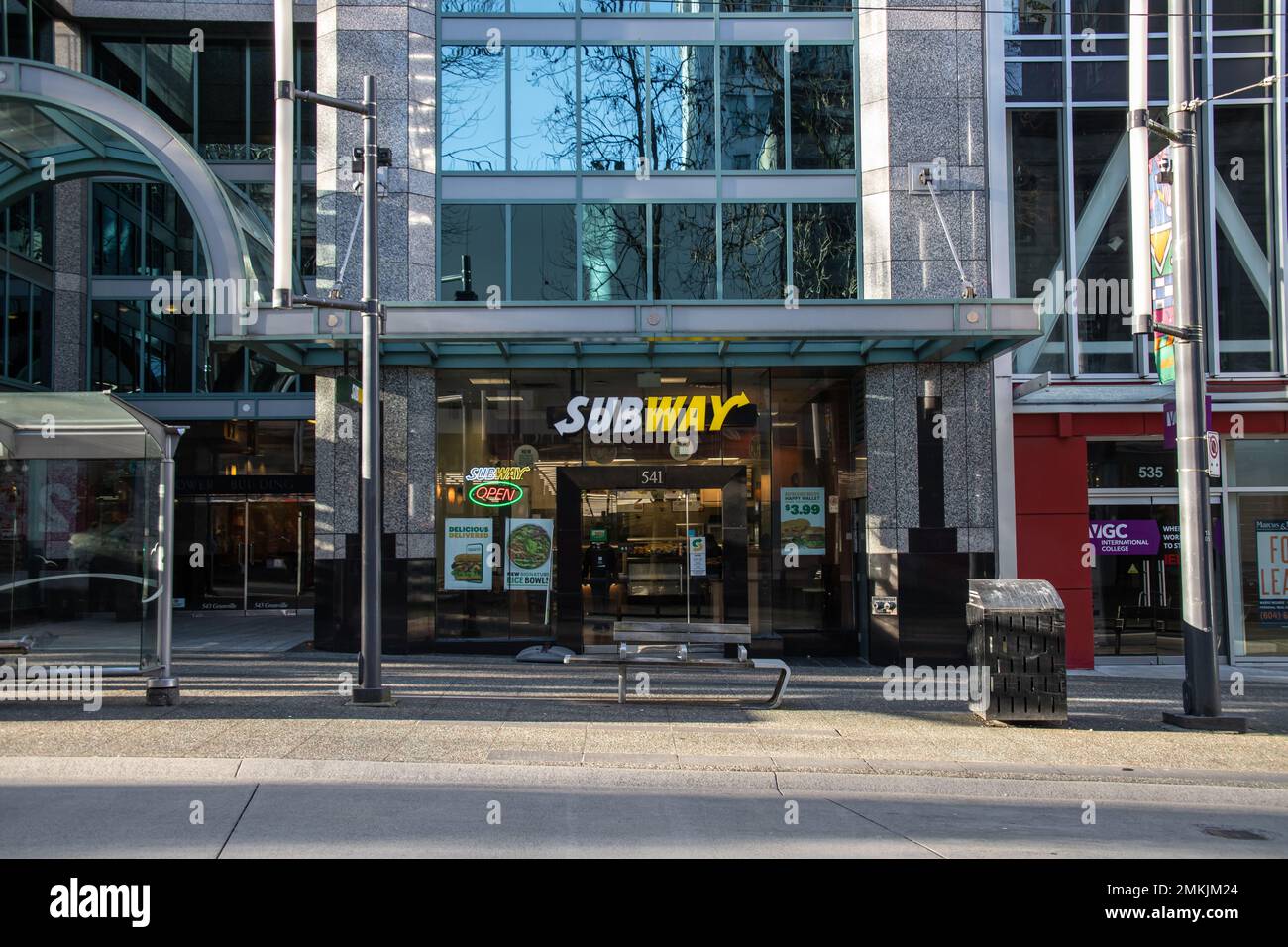 Storefront della metropolitana nel centro di Vancouver. Subway è un fast food americano in franchising specializzato in panini sottomarini (sub), involtini e bevande Foto Stock