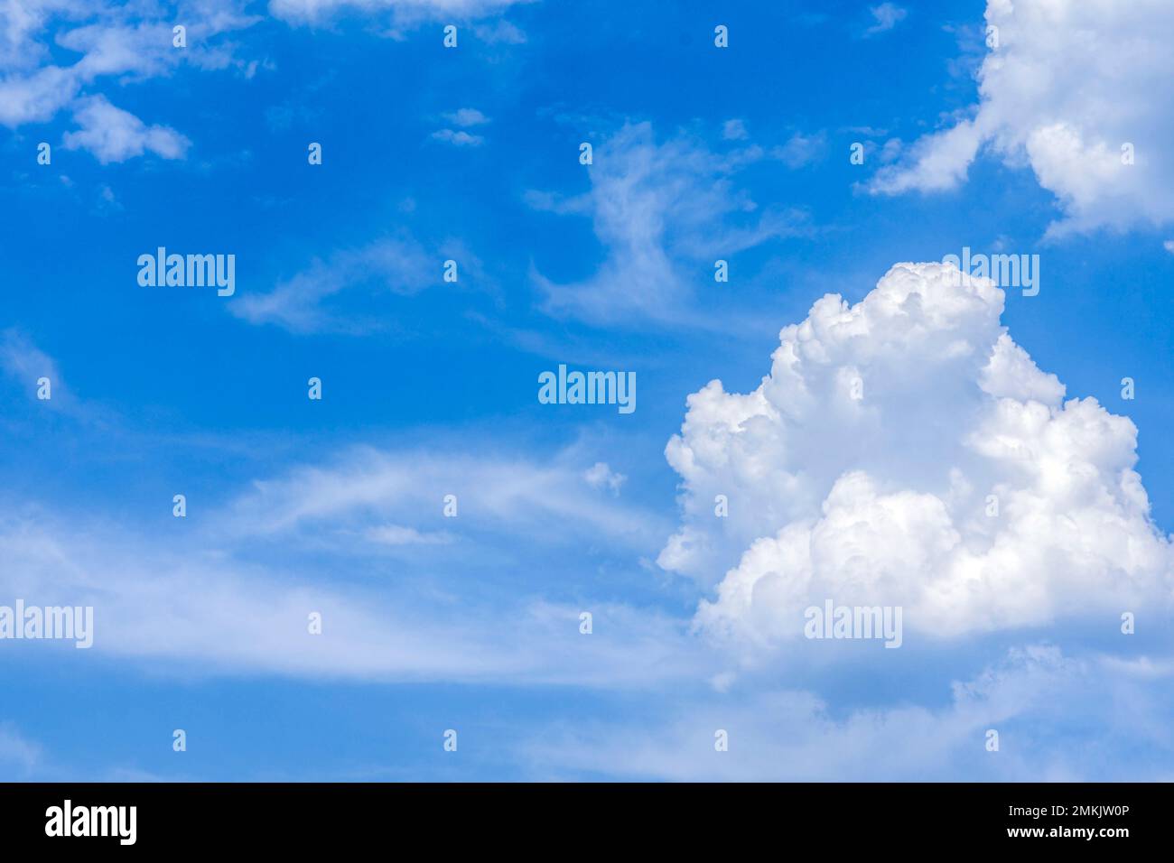 nuvole bianche contro un cielo blu prima di una tempesta d'estate Foto Stock