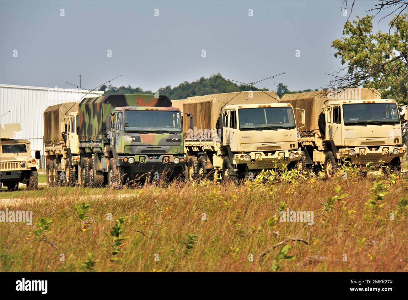 I veicoli in scena per le operazioni di addestramento sono mostrati il 9 settembre 2022, a Fort McCoy, Wisconsin. Durante settembre 2022, migliaia di truppe addestrate a Fort McCoy per addestramento istituzionale e combattimento esteso e addestramento di fine settimana. Il motto di Fort McCoy è “diventare il centro di addestramento della forza totale”. Foto Stock