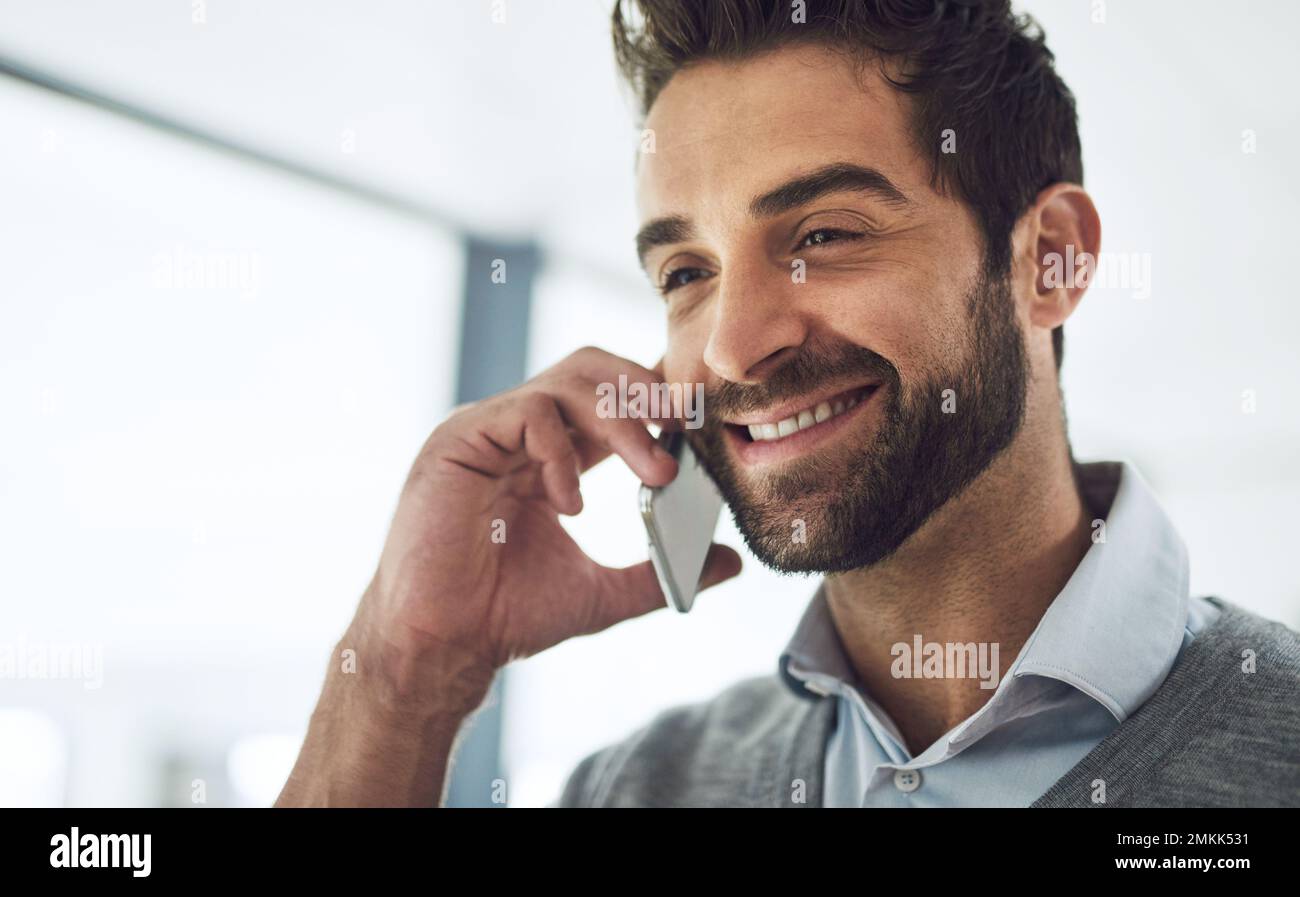 Rimane in cima al suo lavoro, un uomo d'affari che lavora nel suo ufficio. Foto Stock
