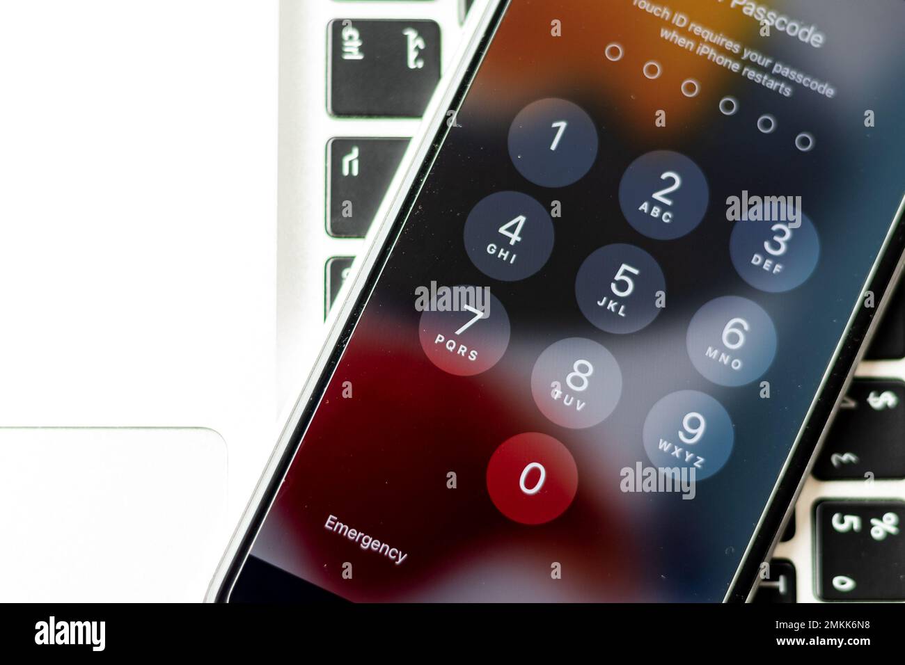Per l'inserimento del codice di accesso è necessario un dispositivo mobile touchscreen per iPhone Apple. 23 gennaio 2023, Swat, Pakistan Foto Stock