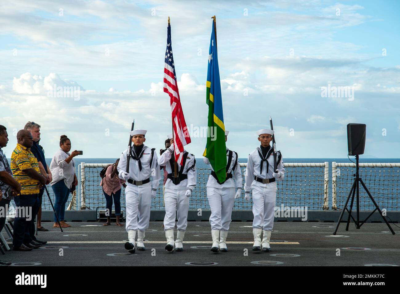 HONIARA, Isole Salomone (settembre 10, 2022) – la guardia del colore USNS Mercy (T-AH 19) della nave militare dell'ospedale Sealift Command parade i colori durante la cerimonia di chiusura delle Isole Salomone del Pacific Partnership 2022 a bordo di Mercy. Ora nel suo 17th° anno, Pacific Partnership è la più grande missione multinazionale annuale di assistenza umanitaria e di preparazione alle catastrofi condotta nell'Indo-Pacifico. Pacific Partnership è una missione unificante che promuove amicizie e cooperazione durature tra molte nazioni. La missione dell’anno nelle Isole Salomone ha incluso partecipanti provenienti da Stati Uniti, Giappone e. Foto Stock