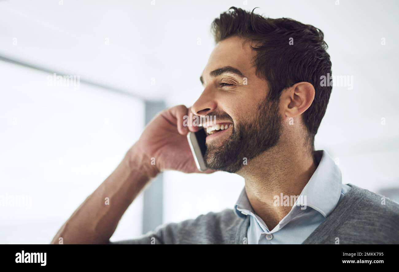 Rimane in cima al suo lavoro, un uomo d'affari che lavora nel suo ufficio. Foto Stock