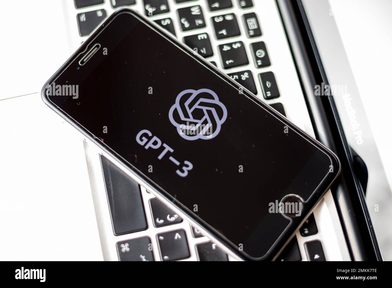 GPT-3 con logo su schermo mobile con sfondo nero. 23 gennaio 2023, Swat, Pakistan Foto Stock