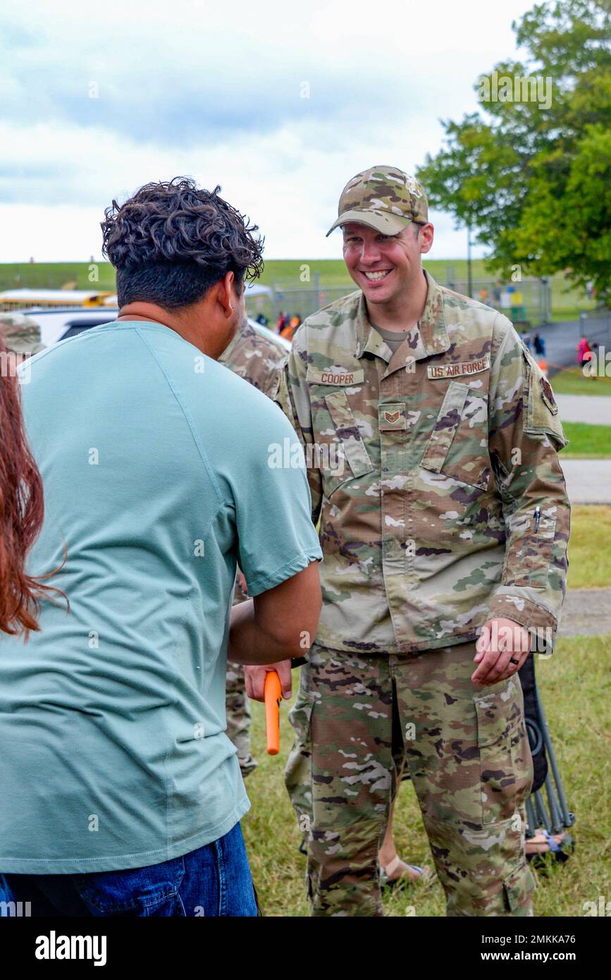 I membri della 134th Air Refueling Wing sono stati a disposizione per assistere il pubblico oggi allo Smoky Mountain Air Show, che si svolge presso la McGhee Tyson Air National Guard base il 10th settembre 2022. Staff Sgt. Il Dallas Cooper dello Squadrone Command and Control 119th accoglie gli ospiti presso la tenda di proiezione. Foto Stock