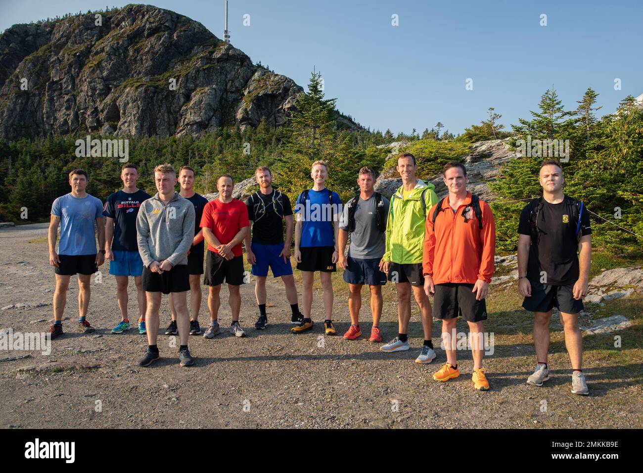 I soldati della Guardia Nazionale dell'Esercito degli Stati Uniti, principalmente della squadra di combattimento della Brigata di Fanteria 86th (montagna) e di altre unità, partecipano a una corsa di montagna durante i tryouts per Edelweiss RAID 2023 il 10 settembre 2022 a Stowe, Vermont. Il percorso di 4,3 miglia sale di 2.564 piedi, terminando appena sotto la cima della vetta piu' alta del Vermont, il Monte Mansfield. Il RAID Edelweiss è una competizione militare internazionale progettata per testare le abilità alpine dei soldati di montagna. L'evento intende sfidare i soldati, promuovere la cameratismo e costruire relazioni tra combattenti di montagna in tutto il mondo. Foto Stock