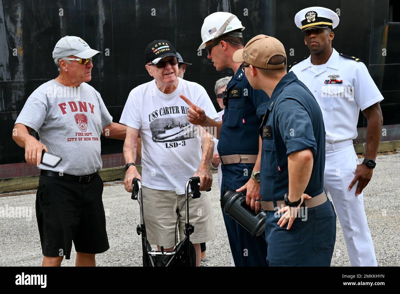 BALTIMORA (dal 10, 2022) - il veterano della guerra coreano Bill Jones, al centro, parla con gli ufficiali sul molo prima di un tour della USS carter Hall (LSD 50) durante la Maryland Fleet Week e il Flyover Baltimore 2022. Maryland Fleet Week e Flyover Baltimora sono la celebrazione dei servizi marittimi con quest'anno la città di Baltimora che ospita per la terza volta la Navy Fleet Week. Foto Stock