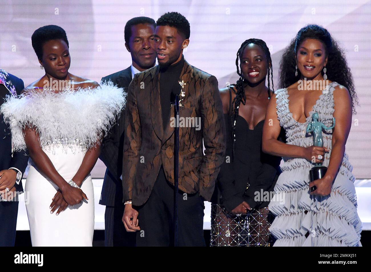 Danai Gurira, from left, Isaach de Bankole, Chadwick Boseman, Lupita Nyong'o and Angela Bassett from the cast of "Black Panther," accept the award for outstanding performance by a cast in a motion picture at the 25th annual Screen Actors Guild Awards at the Shrine Auditorium & Expo Hall on Sunday, Jan. 27, 2019, in Los Angeles. (Photo by Richard Shotwell/Invision/AP) Foto Stock