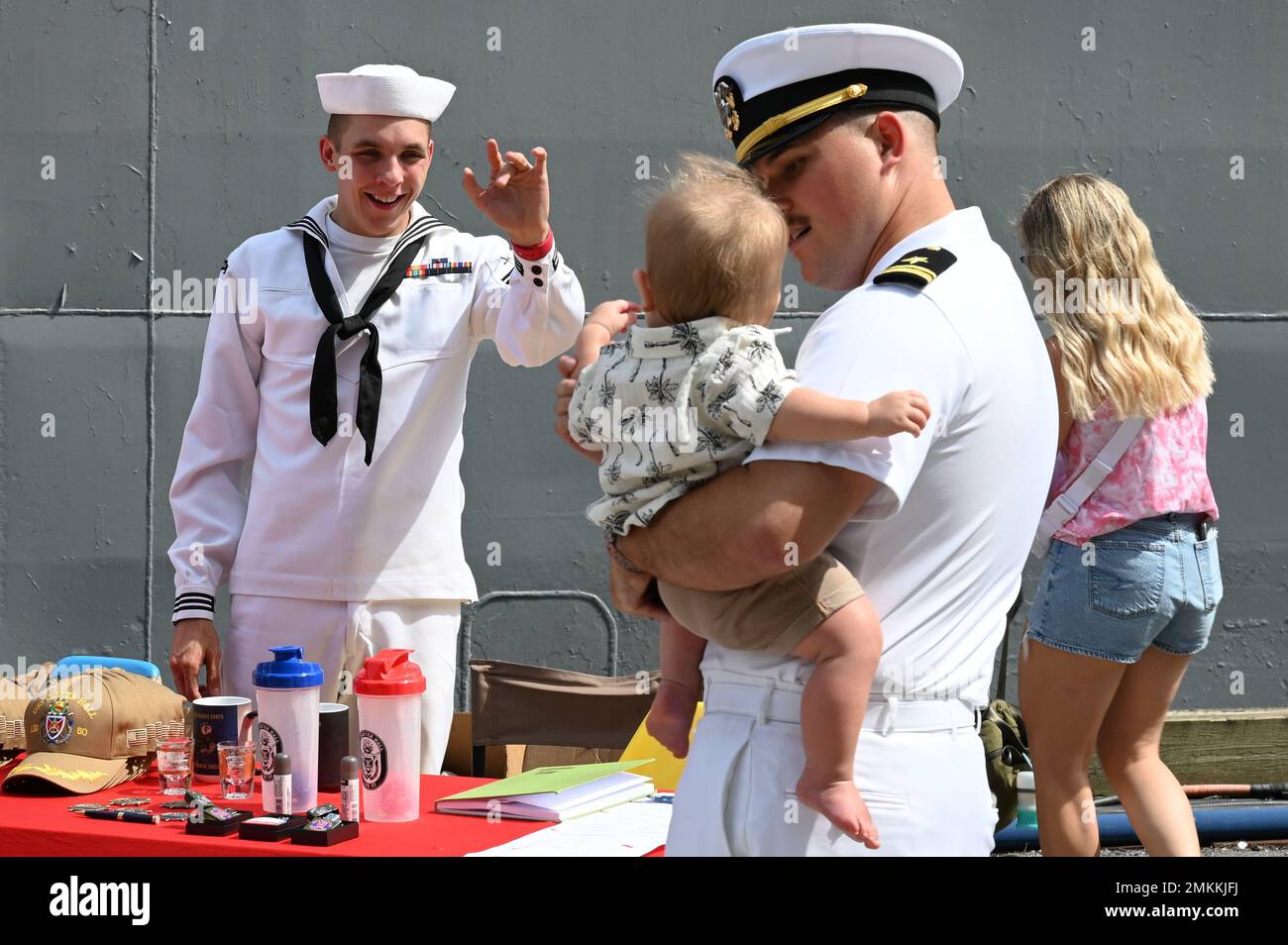 BALTIMORA (dal 10, 2022) - lo Specialista dei servizi al dettaglio Seaman Trai Pryor si presenta al figlio del Lt. j.g. Chandler Walsh, responsabile delle comunicazioni presso la USS carter Hall (LSD 50), lato molo, al Port Covington Festival durante la Maryland Fleet Week e il Flyover Baltimore 2022. Maryland Fleet Week e Flyover Baltimora sono la celebrazione dei servizi marittimi con quest'anno la città di Baltimora che ospita per la terza volta la Navy Fleet Week. Foto Stock
