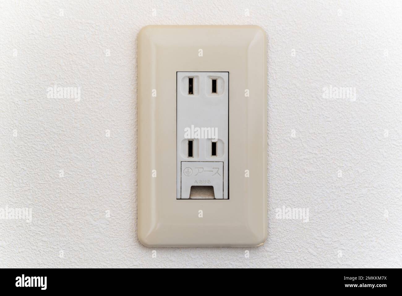 Presa elettrica giapponese con messa a terra, per lavatrice o condizionatore d'aria. Traduzione in giapponese "interruzione nel filo di massa". Foto Stock