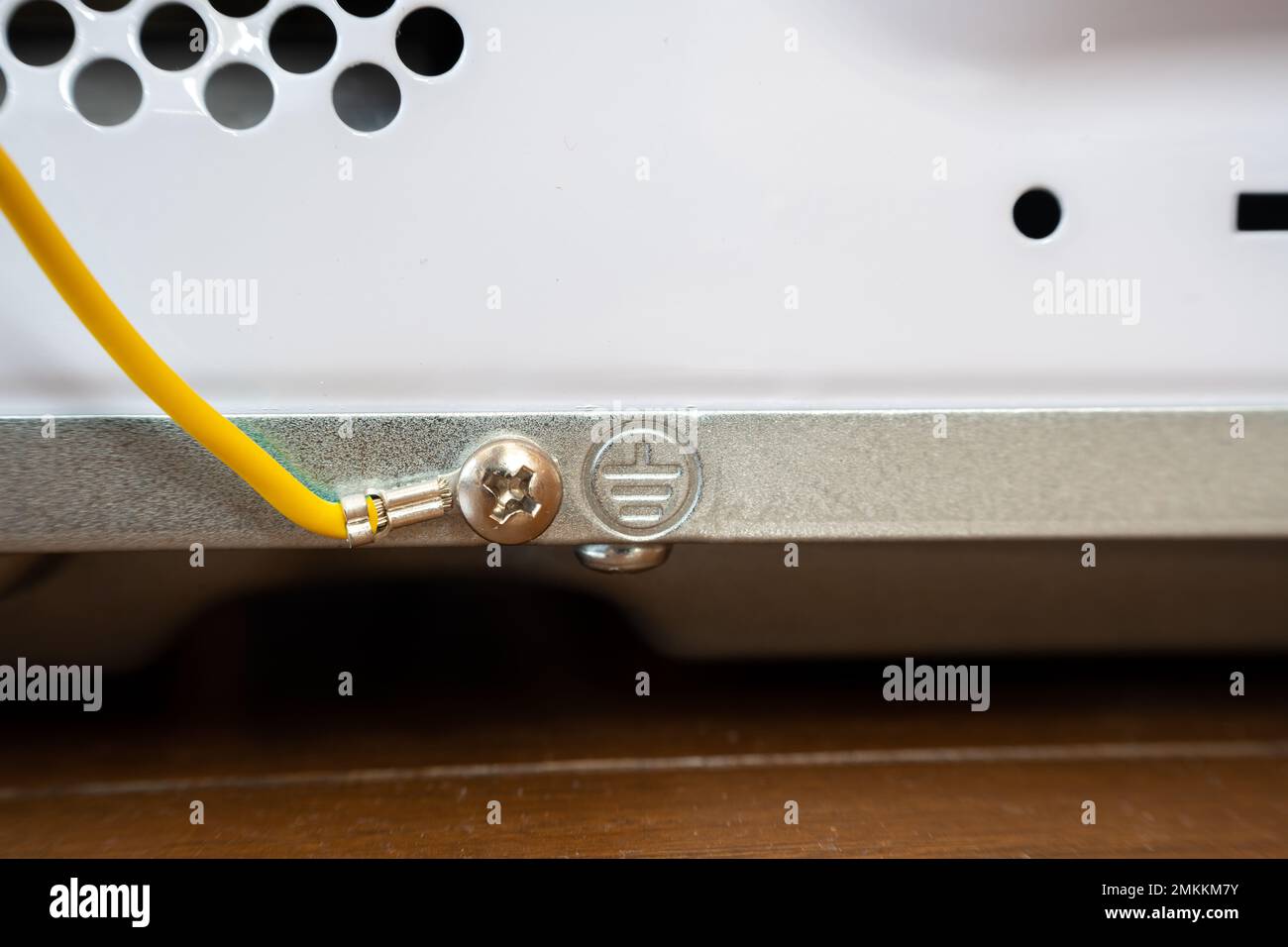 Cavo di messa a terra dietro un forno a microonde modello giapponese. Foto Stock