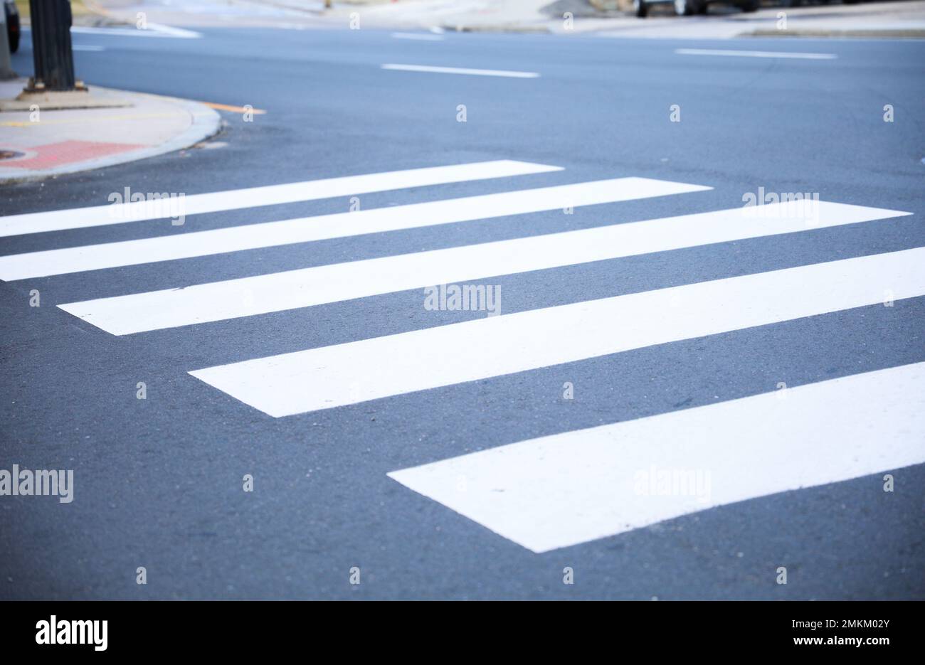 Crosswalks di vita strade cittadine e strade asfaltate Foto Stock