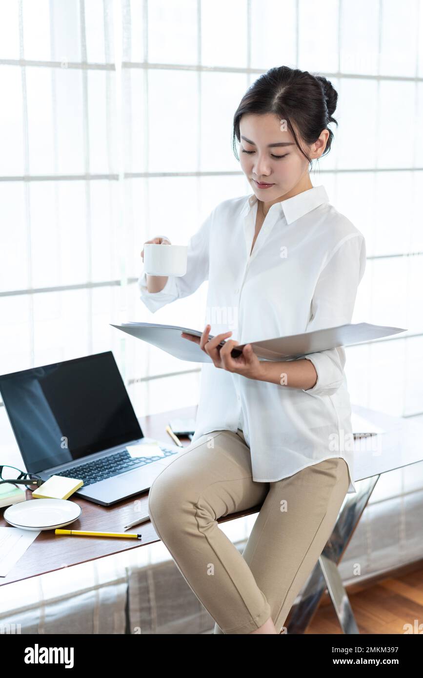 Controllare la documentazione di business woman Foto Stock