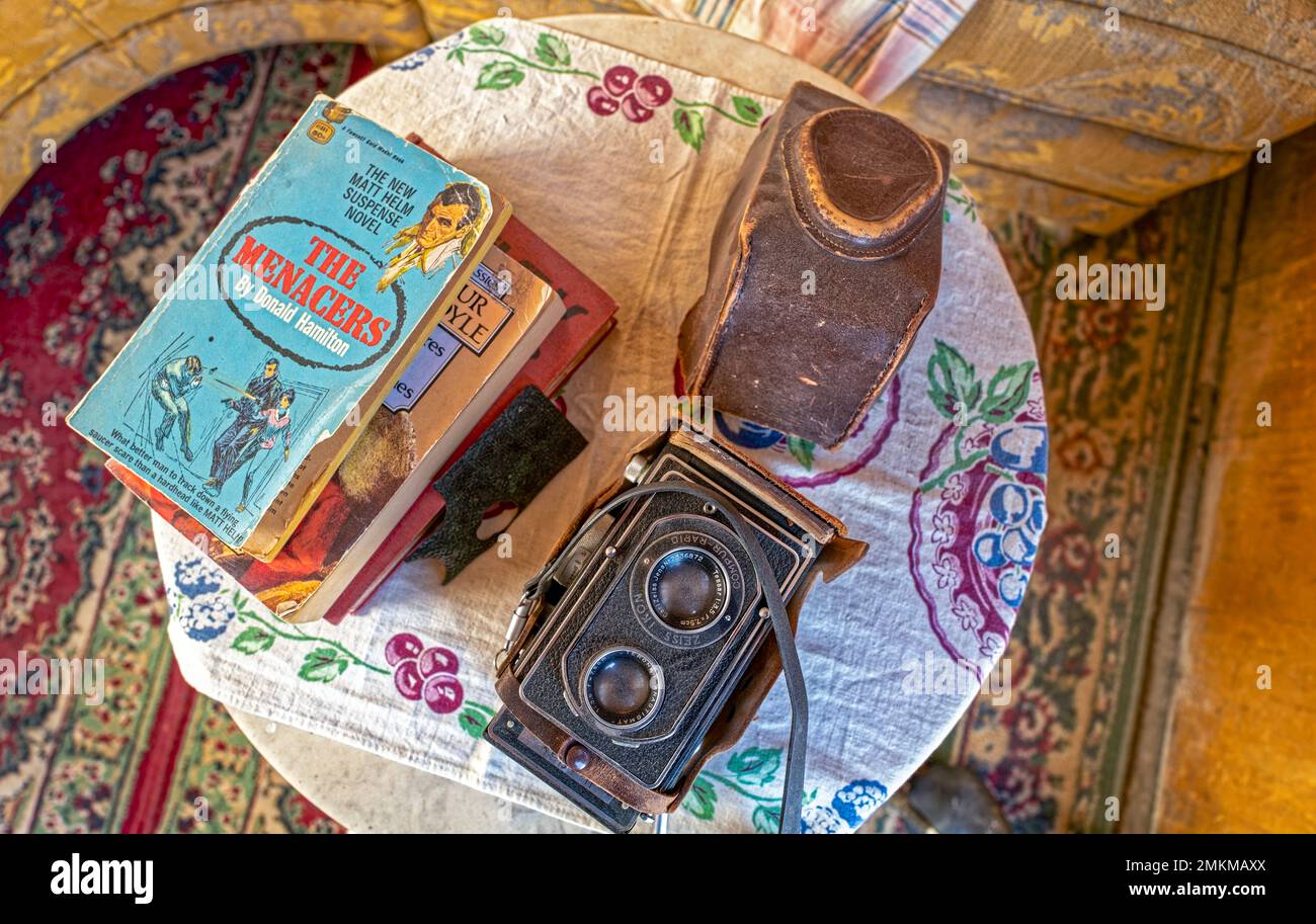Un'antica macchina fotografica Rolleiflex Compur-Rapid su un tavolo con libri in Nevada, USA Foto Stock
