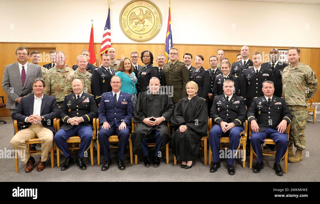 Il Judge Advocate General's Corps, Mississippi Army National Guard, partecipa alla promozione e all'investitura di Lawrence Austin, Sr., a Grenada County Court House, Grenada, Mississippi, 10 settembre 2022. Austin fu promosso colonnello e investito come giudice militare del Mississippi tra la sua famiglia e i suoi amici. Foto Stock