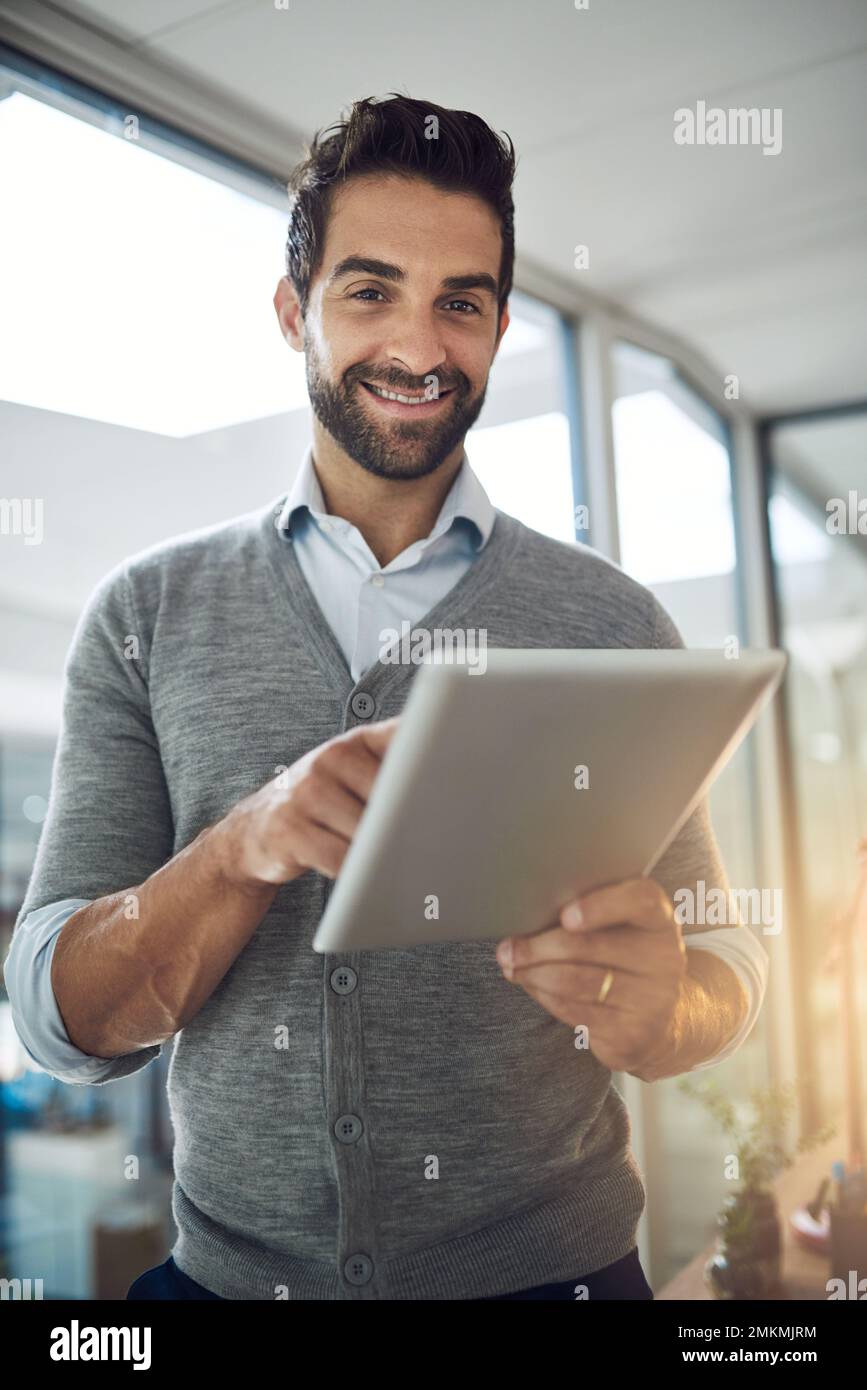 Rimane in cima al suo lavoro, un uomo d'affari che lavora nel suo ufficio. Foto Stock