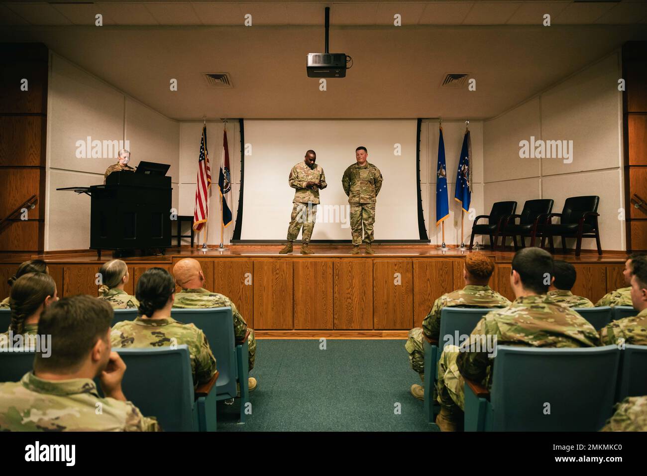 Comandante capo dell'aeronautica statunitense Sgt. Maurice L. Williams, centro a sinistra, capo comando, Air National Guard, si prepara a monete staff Sgt. Drew Harper, medic, 139th Medical Group, distaccamento 1, 139th Airlift Wing, La Guardia Nazionale del Missouri durante una chiamata all-listed alla base della Guardia Nazionale aerea di Rosecrans, St. Joseph, Missouri, 10 settembre 2022. La chiamata generale si è concentrata sulla prontezza, la cura di Airmen e la salute della forza. Foto Stock