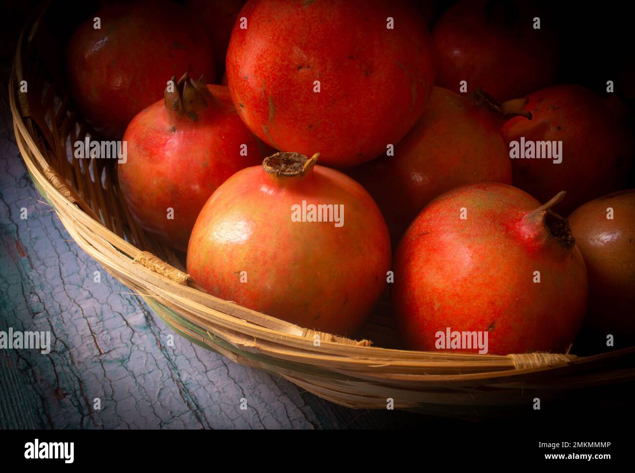 Frutti di melograno appena raccolti in una ciotola ricca di antiossidanti Foto Stock