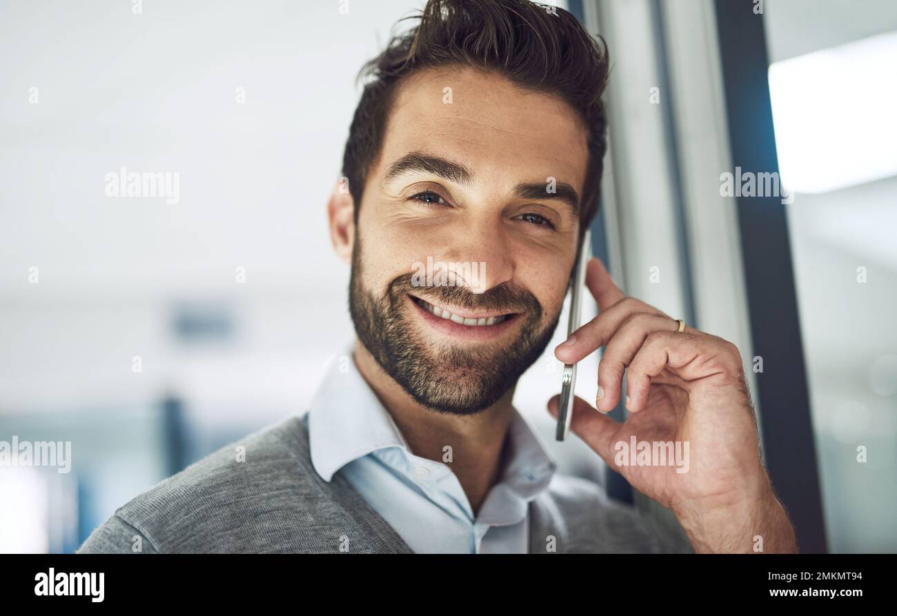 Rimane in cima al suo lavoro, un uomo d'affari che lavora nel suo ufficio. Foto Stock