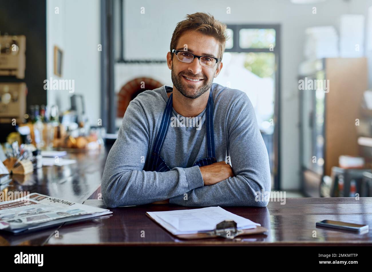 Il lavoro duro è un buon giovane proprietario di una caffetteria che fa un po' di documenti. Foto Stock
