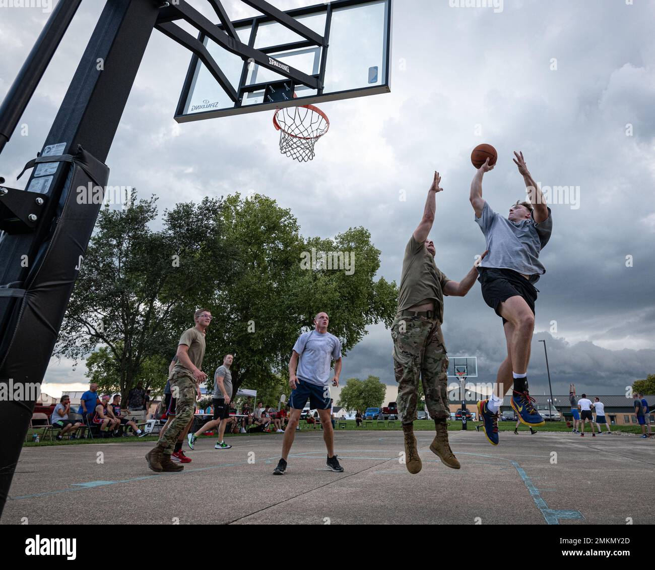 Gli airmen della 181st Intelligence Wing partecipano al torneo di basket Brickshot 3v3 alla base della guardia nazionale Hulman Field Air, Ind., 10 settembre 2022. Il torneo annuale offre ad Airmen l'opportunità di affinare la propria forma fisica promuovendo la cameratismo. Foto Stock