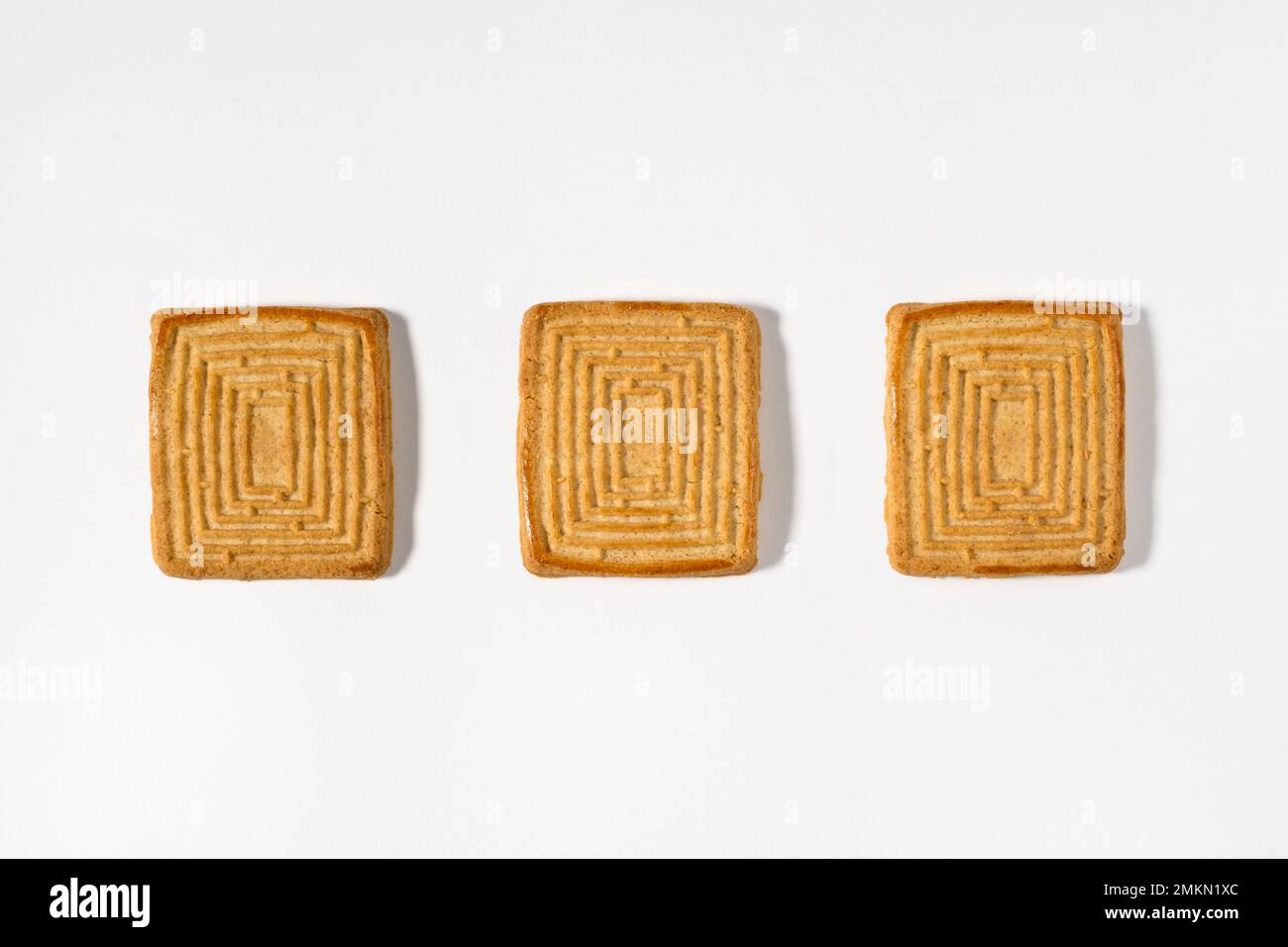 Vista dall'alto dei dolci e gustosi biscotti fatti in casa a forma quadrata isolati su sfondo bianco Foto Stock