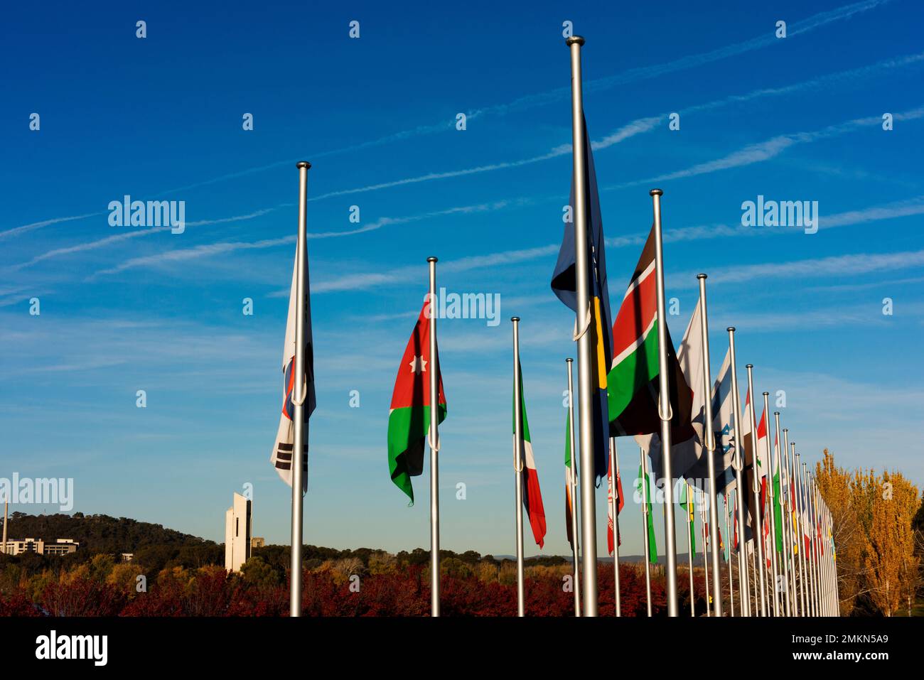 Visualizzazione della bandiera internazionale a Canberra. Foto Stock