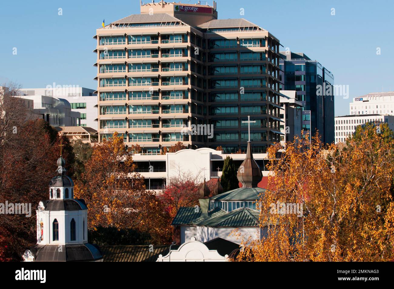 CBD di Canberra con la Chiesa Ortodossa Ucraina in primo piano. Foto Stock