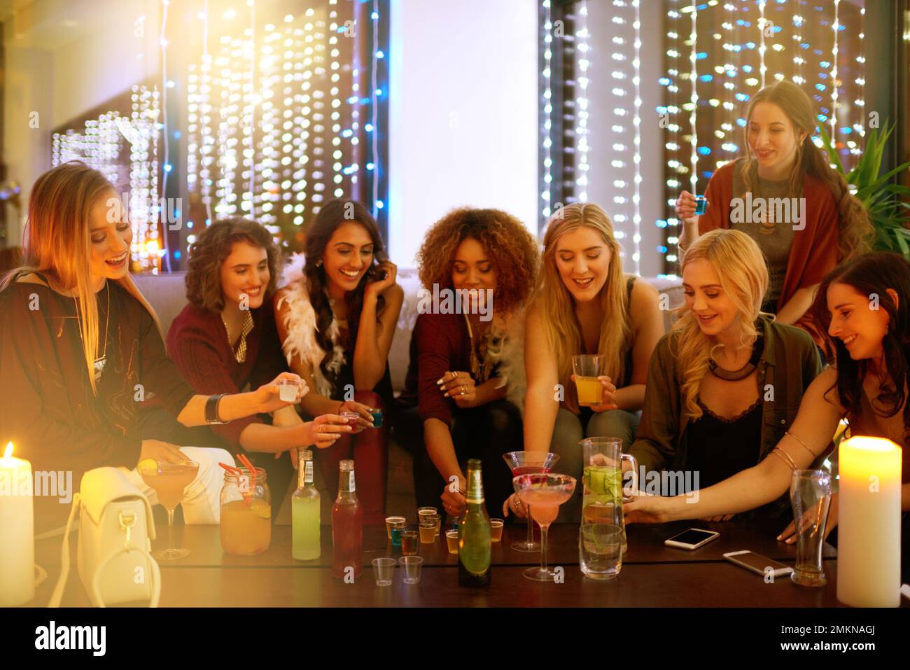 Momenti di divertimento, meglio goduto con gli amici. un gruppo di giovani donne che bevono shot a una festa. Foto Stock
