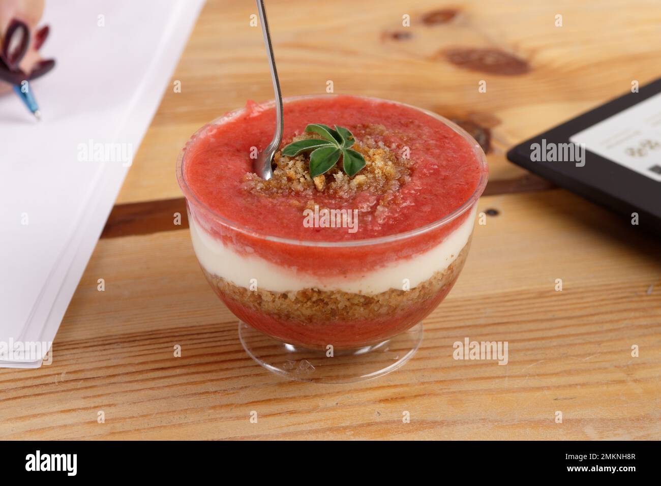 Dolce alla fragola Trifle velluto rosso con fragole e formaggio cremoso sul tavolo da cucina in casa ufficio Foto Stock