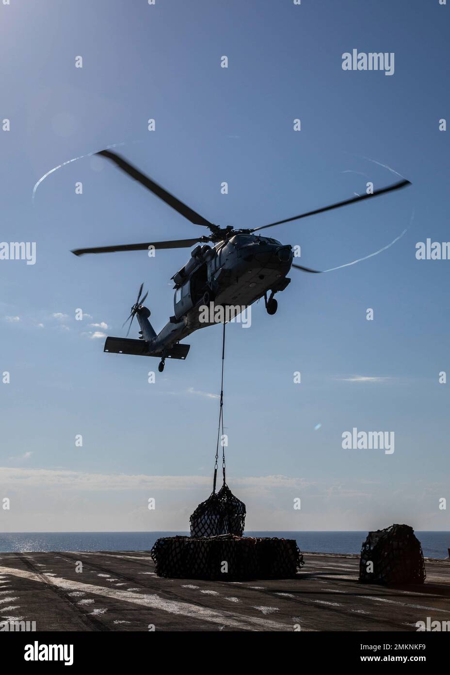 220911-N-ZG822-1113 MARE ADRIATICO (11 settembre 2022) un elicottero MH-60s Nighthawk, attaccato a Helicopter Sea Combat Squadron (HSC) 5, sposta il carico alla portaerei di classe Nimitz USS George H.W. Bush (CVN 77) durante un rifornimento in mare, 11 settembre 2022. Carrier Air Wing (CVW) 7 è la componente offensiva di Carrier Strike Group (CSG) 10 e George H.W. Gruppo di riscontro supporto boccola (GHWBCSG). Gli squadroni del CVW-7 sono Strike Fighter Squadron (VFA) 86, VFA-103, VFA-136, VFA-143, Carrier Airborne Early Warning Squadron (VAW) 121, Electronic Attack Squadron (VAQ) 140, HSC-5, A. Foto Stock