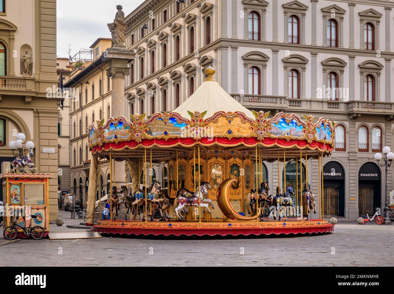 Firenze, Italia - 04 giugno 2022: Antica giostra ornata con cavalli di legno in Piazza della Republica durante il giorno Foto Stock