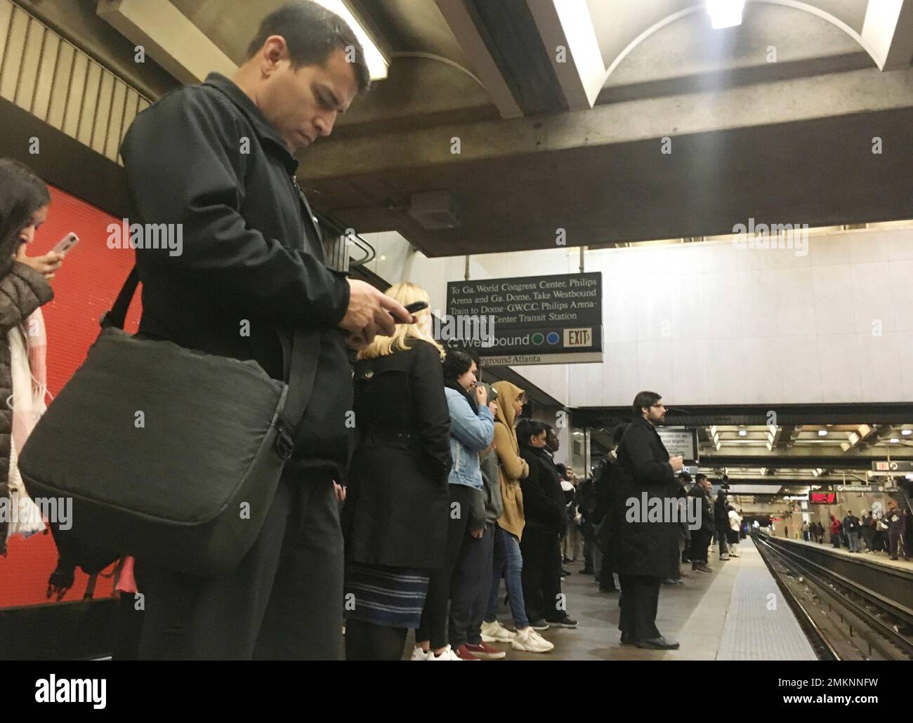 Passengers are seen during the evening rush hour on a Metropolitan Atlanta Rapid Transit Authority commuter train in Atlanta on Wednesday, Jan. 16, 2019. A commuter train stuck on the tracks near Hartsfield-Jackson Atlanta International Airport, the world's busiest airport, has disrupted MARTA rail service and left trains unable to reach the airport. (AP Photo/Alex Sanz) Foto Stock
