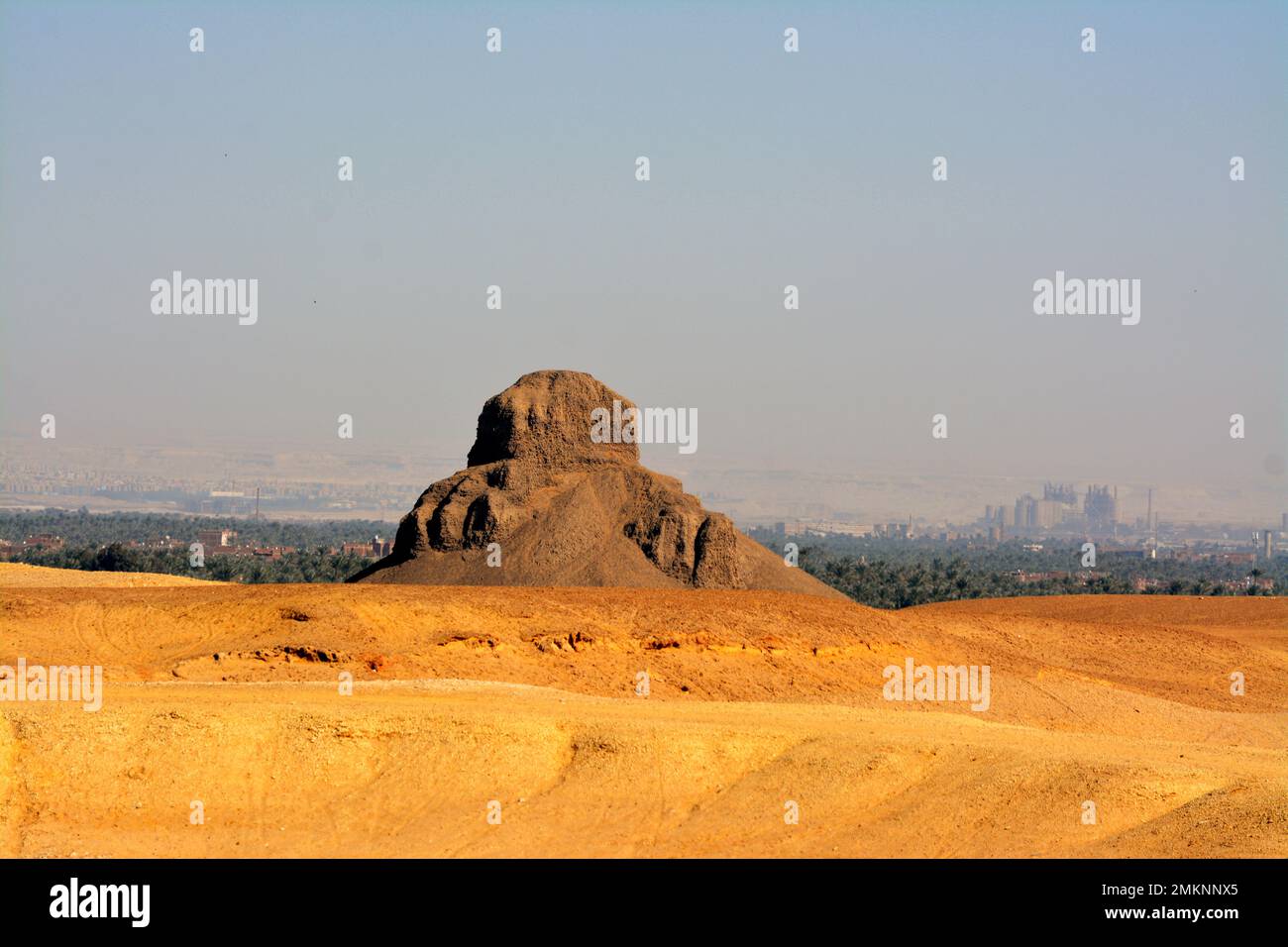 Piramide di Amenemhat III, la piramide nera costruita da Amenemhat il 3rd a Dahshur, chiamato Black Pyramid per il suo aspetto oscuro e decadente come una macerie m Foto Stock
