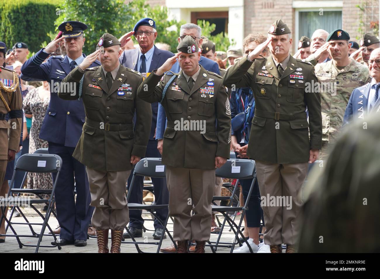 101st Divisione Airborne (Air Assault) e 2nd Brigade Combat Team leader salutano durante gli inni nazionali suonati in un servizio commemorativo che comprendeva vari oratori, poesia, posa di corone, e un minuto di silenzio per la durata del 78th ° anniversario dell'operazione 'MARKET GARDEN' 11 settembre 2022, a Veghel, Paesi Bassi. I soldati sono stati in grado di riconnettersi con i cittadini olandesi e insieme hanno potuto onorare e ricordare le coraggiose azioni degli uomini che hanno combattuto per liberare l'Olanda dall'occupazione tedesca durante la seconda guerra mondiale Foto Stock