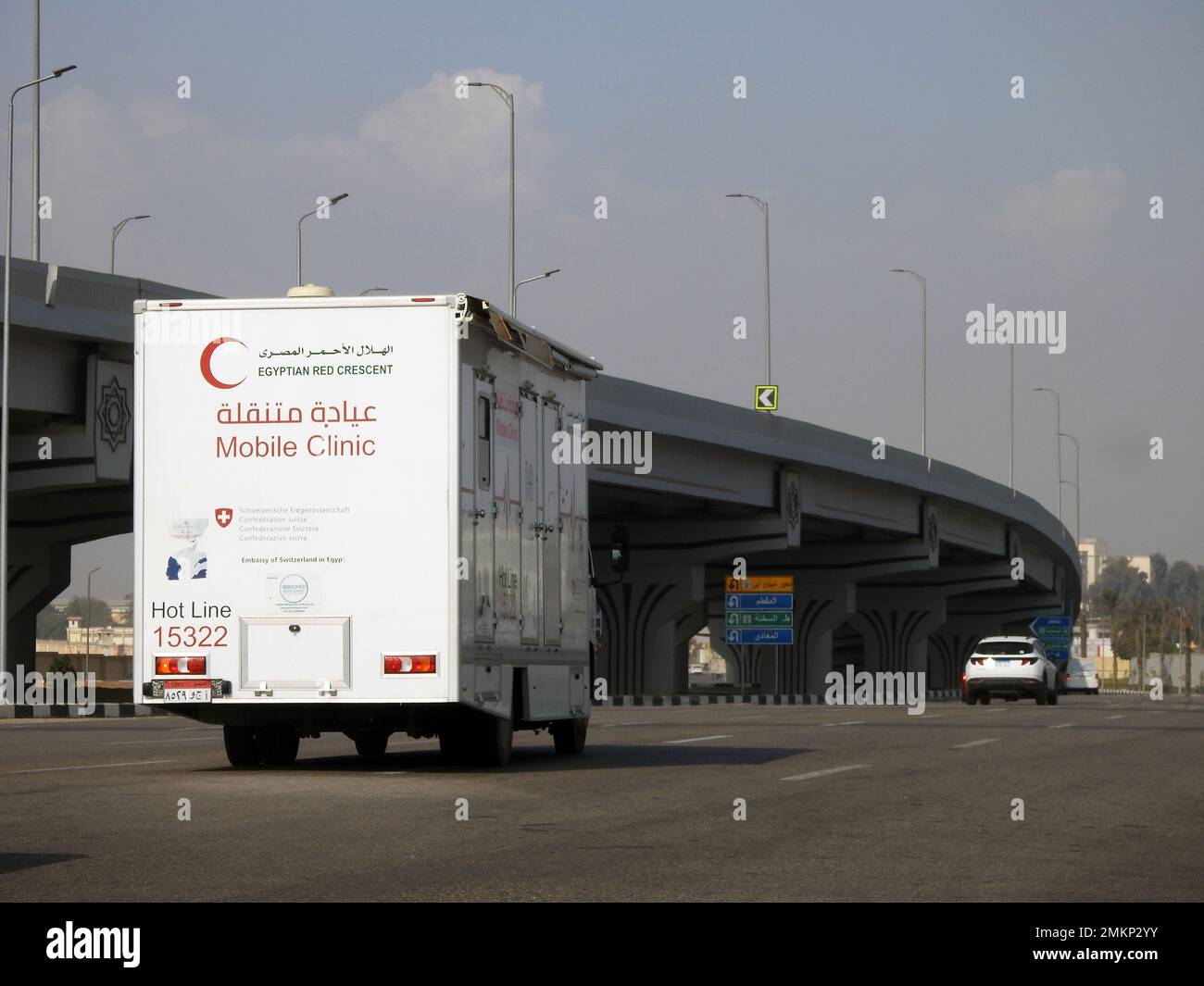 Cairo, Egitto, gennaio 8 2023: Un veicolo medico mobile della mezzaluna rossa egiziana che dà servizi medici al Cairo, esame paziente a Foto Stock
