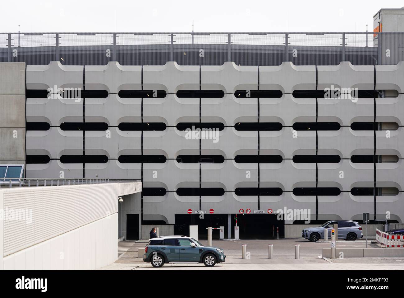 Il garage BMW Group, progettato da Karl Schwanzer, è progettato per 1600 veicoli e si inserisce armoniosamente nel complesso degli edifici BMW di Monaco. Foto Stock