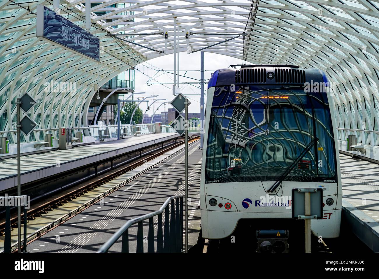 Piattaforma con treno alla stazione della metropolitana RET nella stazione centrale dell'Aia. Numerose riflessioni si possono vedere nella finestra frontale di un treno d'attesa. Foto Stock