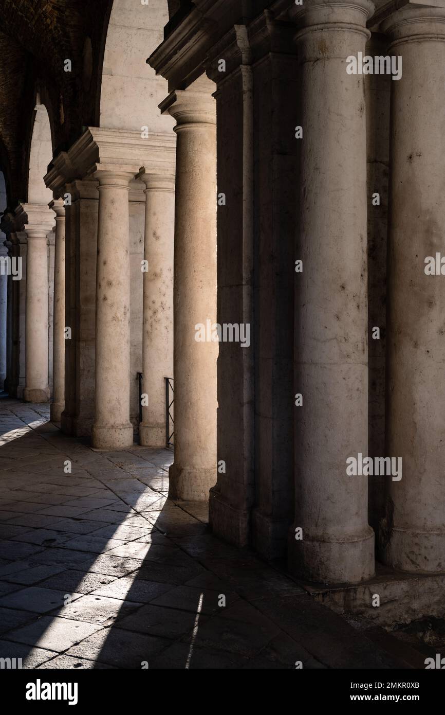 Colonne serliane della Loggia della Basilica Palladiana o del Palazzo della ragione a Vicenza Foto Stock