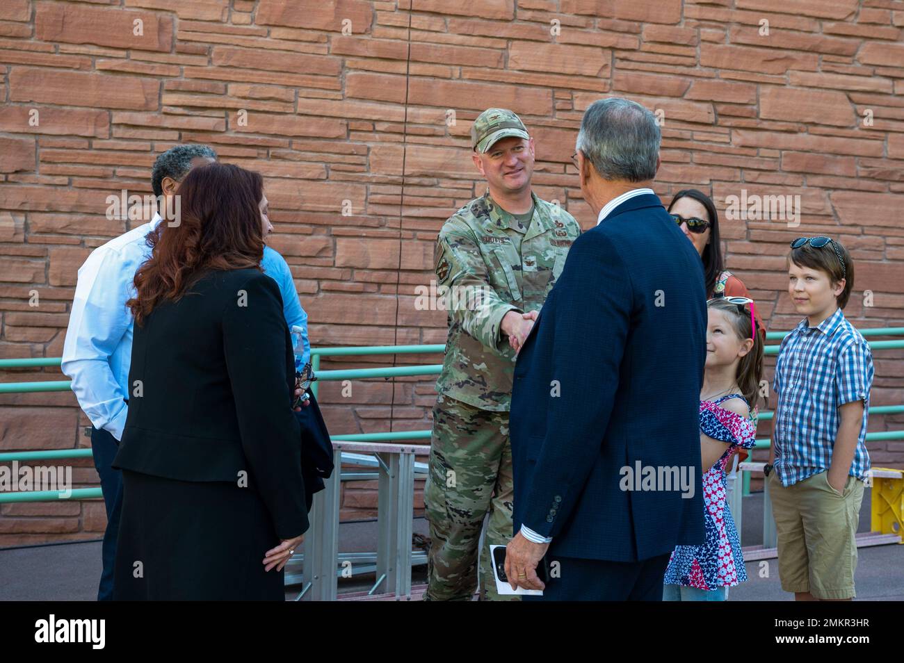 Il col. Joshua D. DeMotts, 99th Air base Wing Commander, saluta i rappresentanti della contea di Clark al Clark County Government Center, 11 settembre 2022. La cerimonia è stata dedicata alle 2.977 persone che hanno perso la vita il 11 settembre 2001 e agli oltre 6.000 feriti. Foto Stock