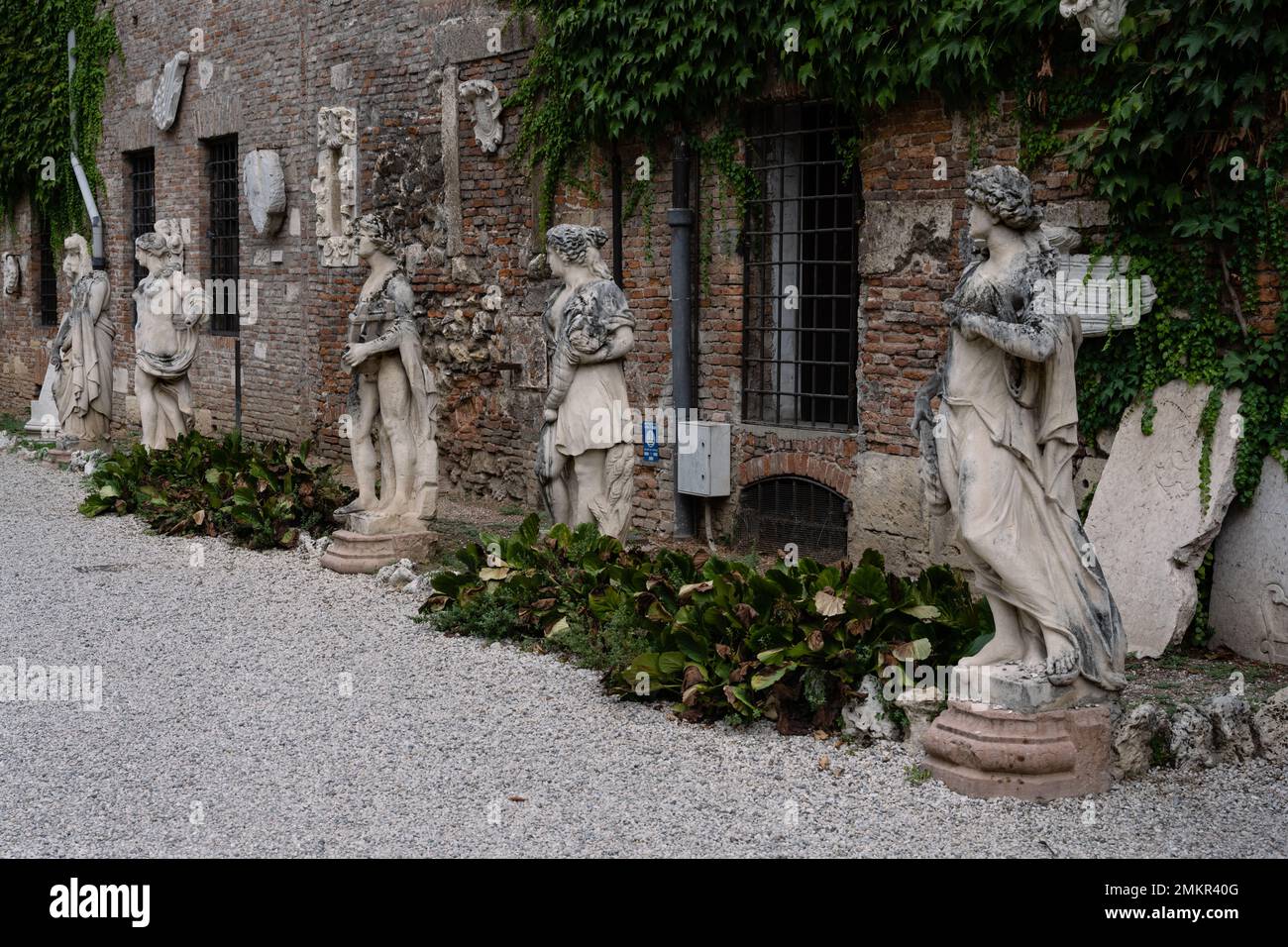 Statue di muse nel Giardino cortile del Teatro Olimpico o del Teatro Olimpico di Vicenza Foto Stock