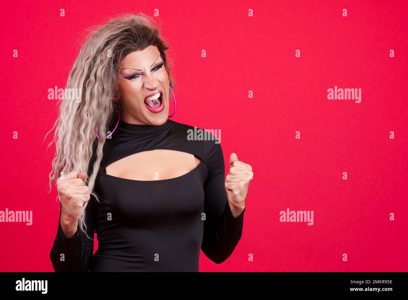 Persona appassionata transgender che festeggia alzando il pugno Foto Stock